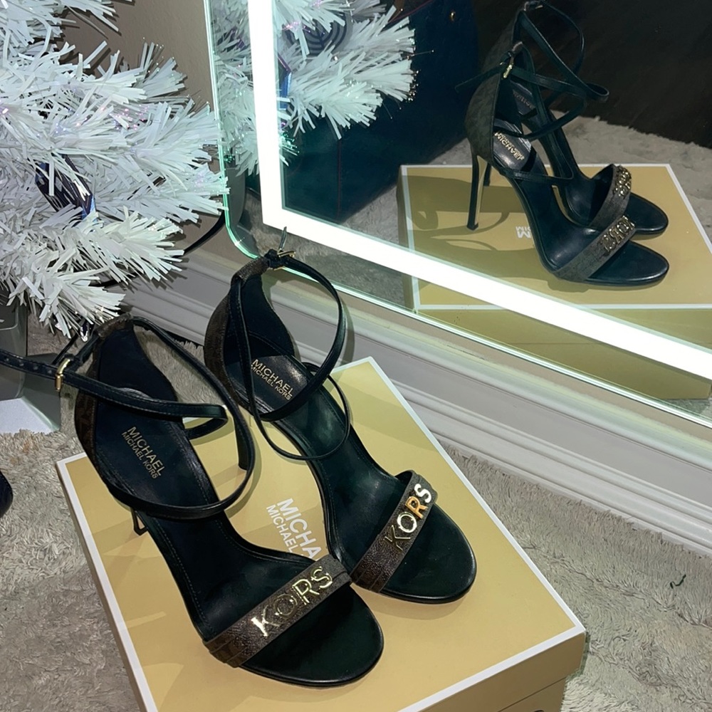 MK Goldie Single MK logo heels